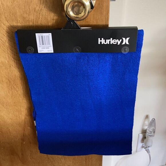 Hurley New Yorker Beanie & Scarf set - Picture 3 of 4